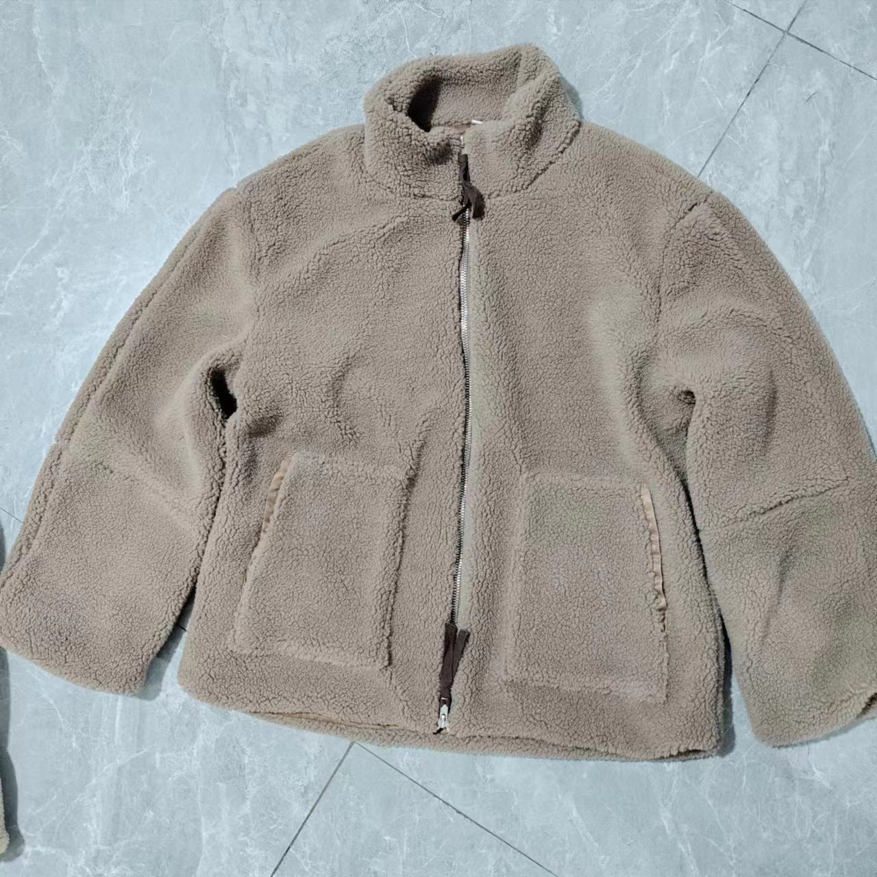 Manteau femme en laine d’agneau à col roulé